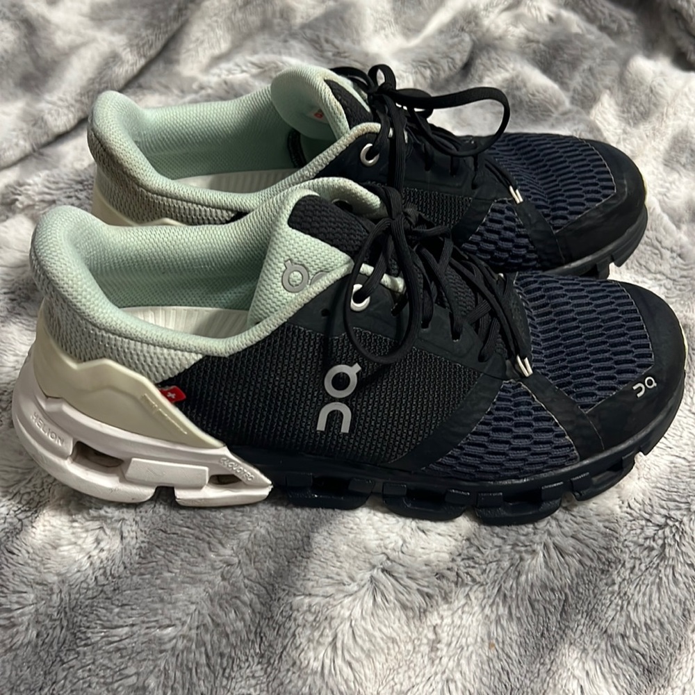 On Cloud running shoes - women’s Cloudflyer
